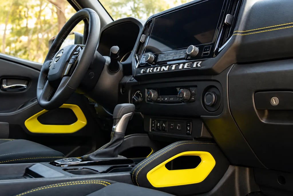 Interior da Nissan Frontier Sport Edition 2027 com acabamento esportivo amarelo