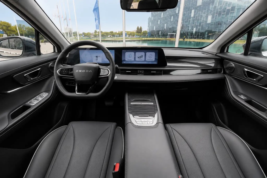 Interior do Omoda 5 Prestige com painel digital, multimídia e acabamento premium