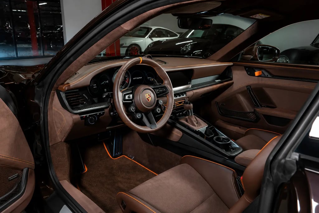 Interior marrom exclusivo do Porsche 911 GT3 RS com detalhes laranja personalizados