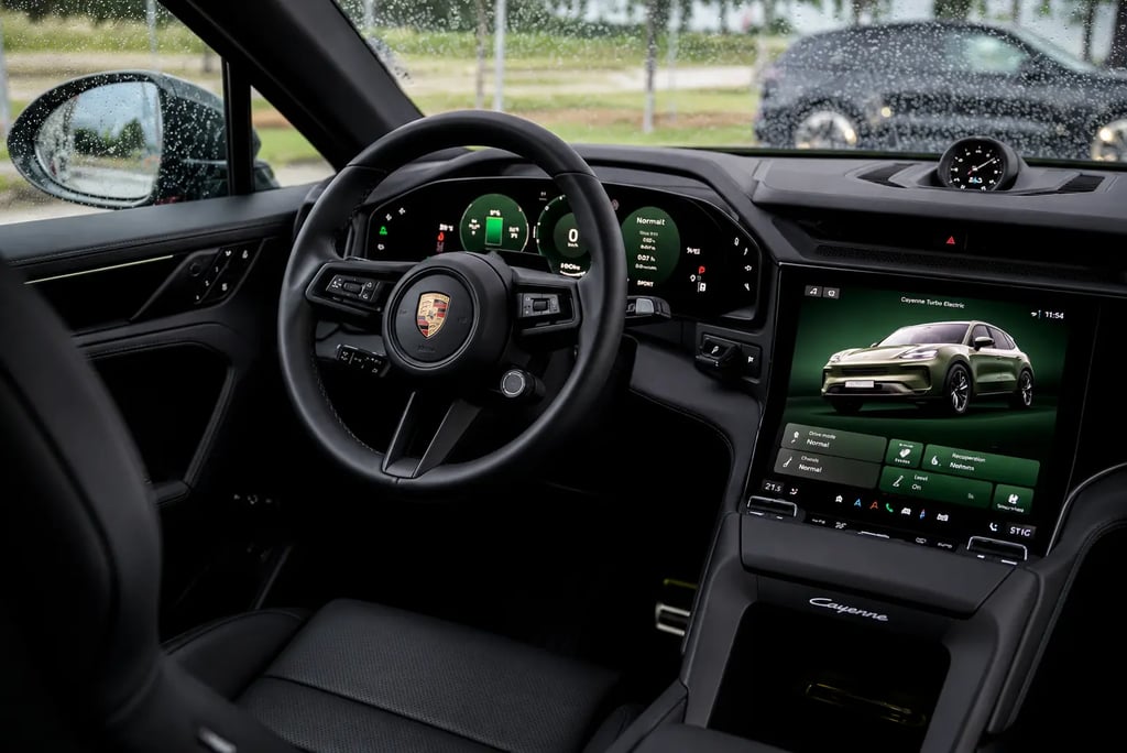 Interior do Porsche Cayenne elétrico com painel digital e central multimídia