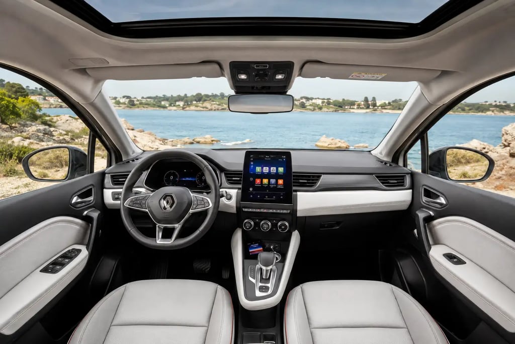 Interior do Renault Captur Iconic 2022 com painel digital e teto panorâmico em visão frontal