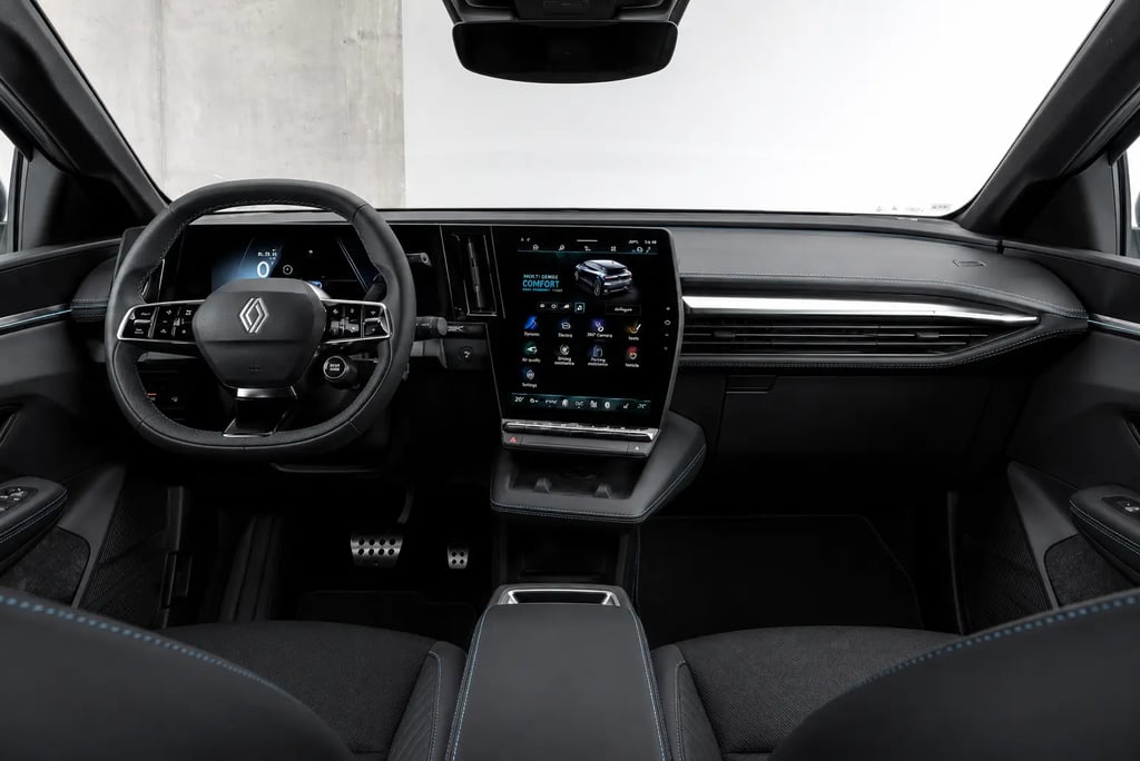 Interior do Renault Megane E-Tech 2026 com painel digital e central multimídia