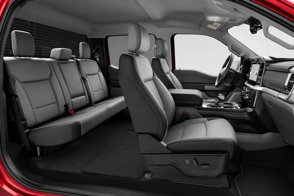 Interior da Shelby F-150 2026 com cabine espaçosa e acabamento premium