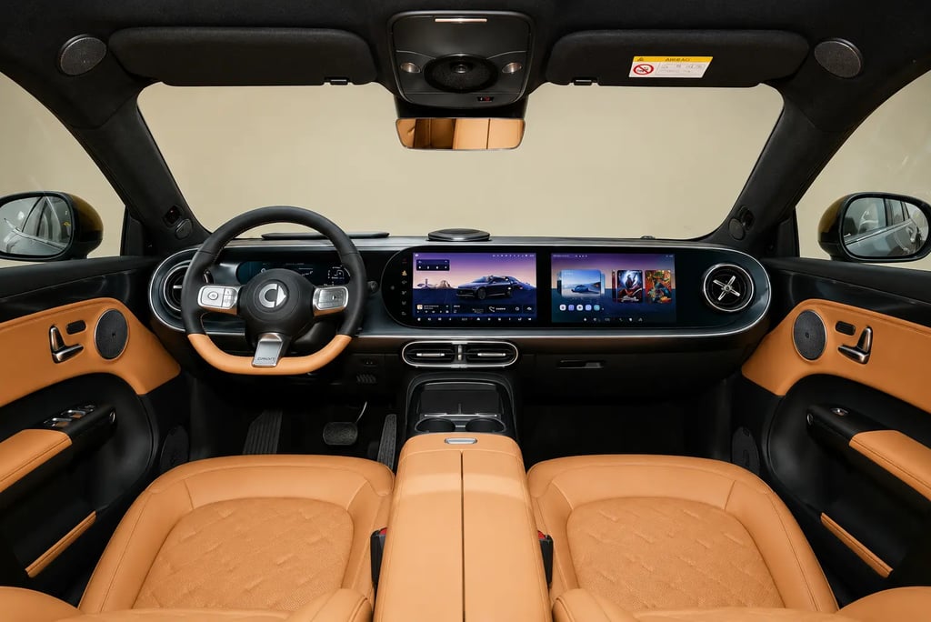 Interior do Smart #6 EHD com painel digital duplo e acabamento premium em couro