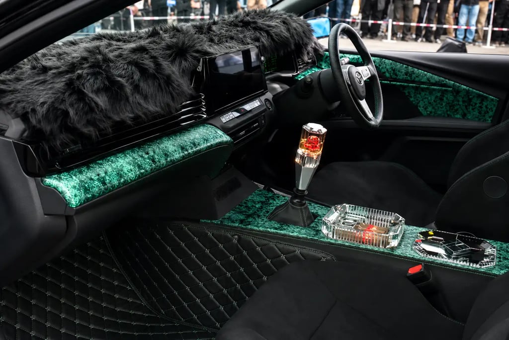 Interior personalizado do Toyota Camry com detalhes luxuosos e acabamento exclusivo