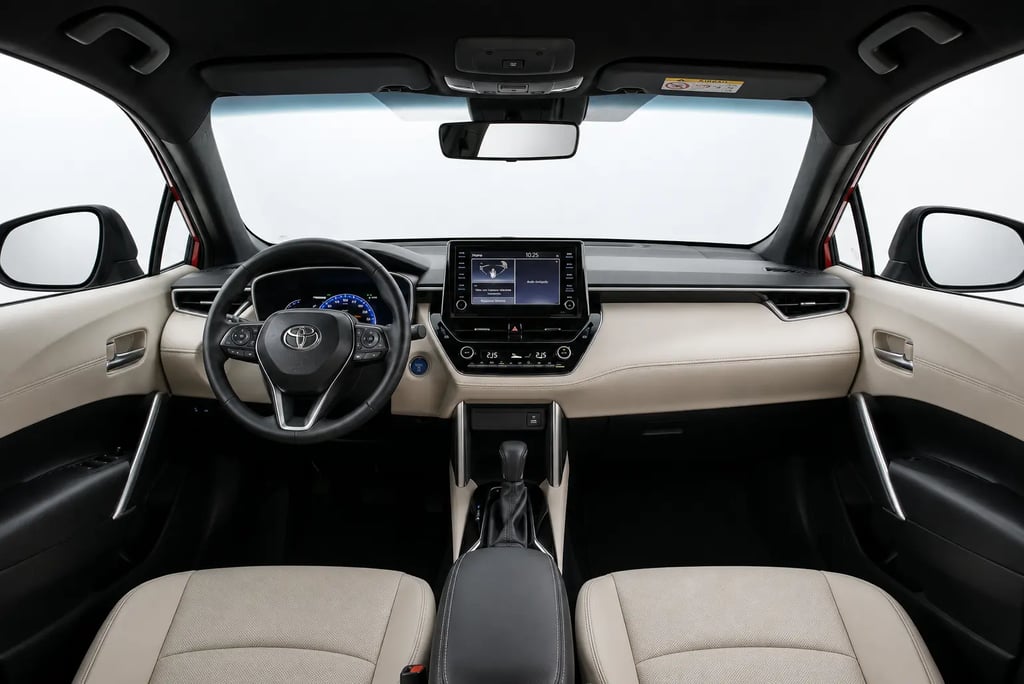 Interior do Toyota Corolla Cross Híbrido 2022 com painel digital e central multimídia