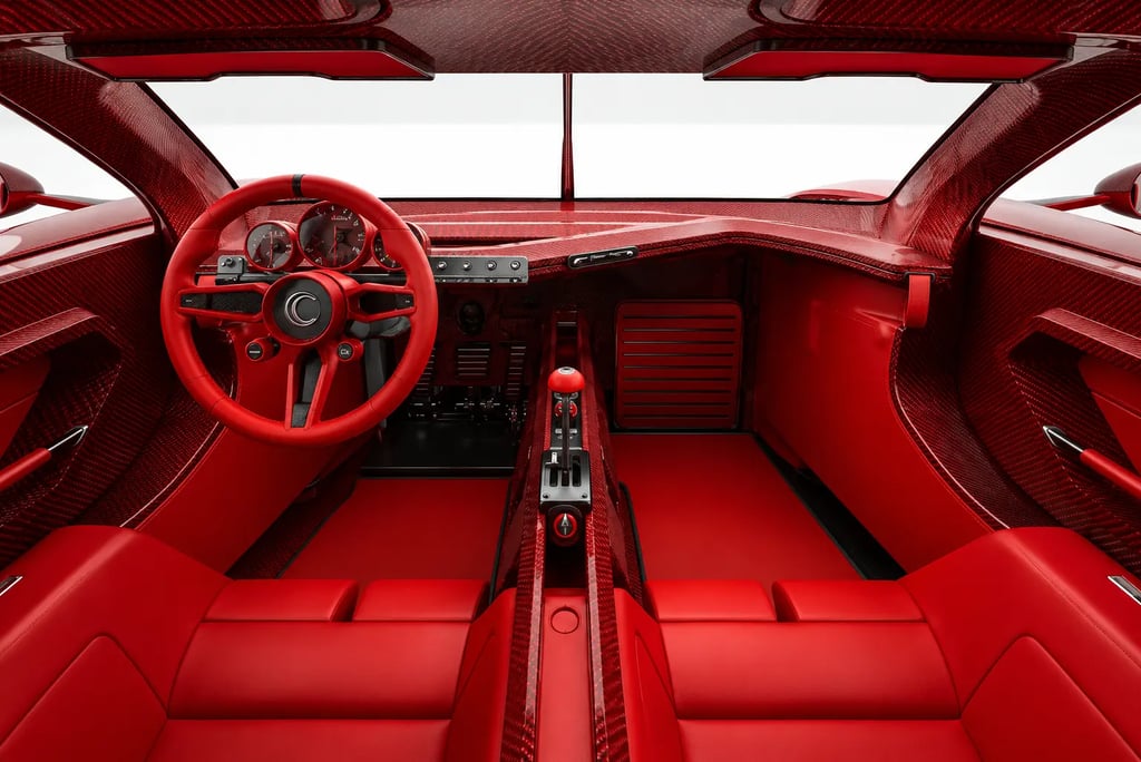 Interior vermelho do hipercarro Tutto Rosso com acabamento em fibra de carbono esportiva