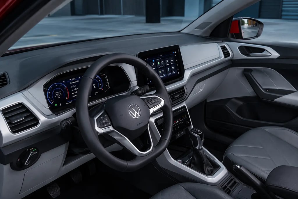 Interior do Volkswagen T-Cross com painel digital, central multimídia e volante moderno.