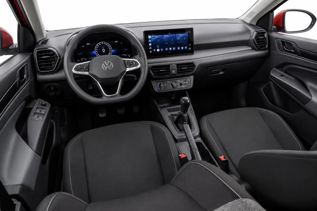 Interior do Volkswagen Tera com painel digital, multimídia e câmbio manual