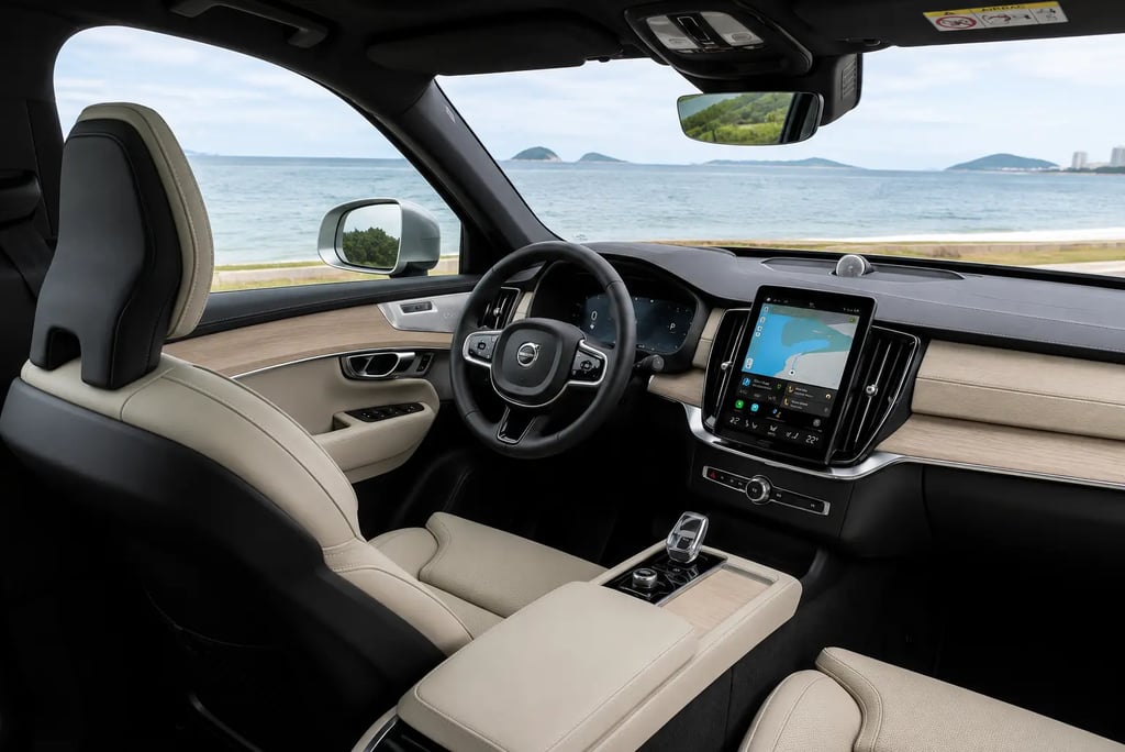 Interior do Volvo XC90 T8 Recharge destaca acabamento premium e central multimídia