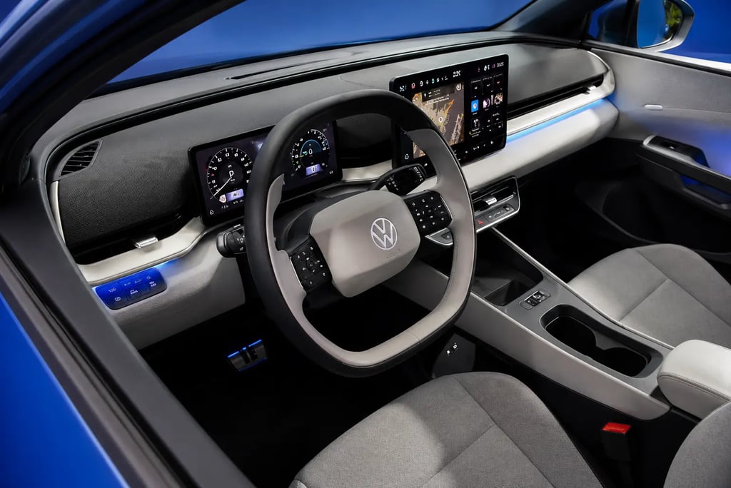 Interior do VW ID Polo com painel digital, volante multifuncional e design moderno iluminado