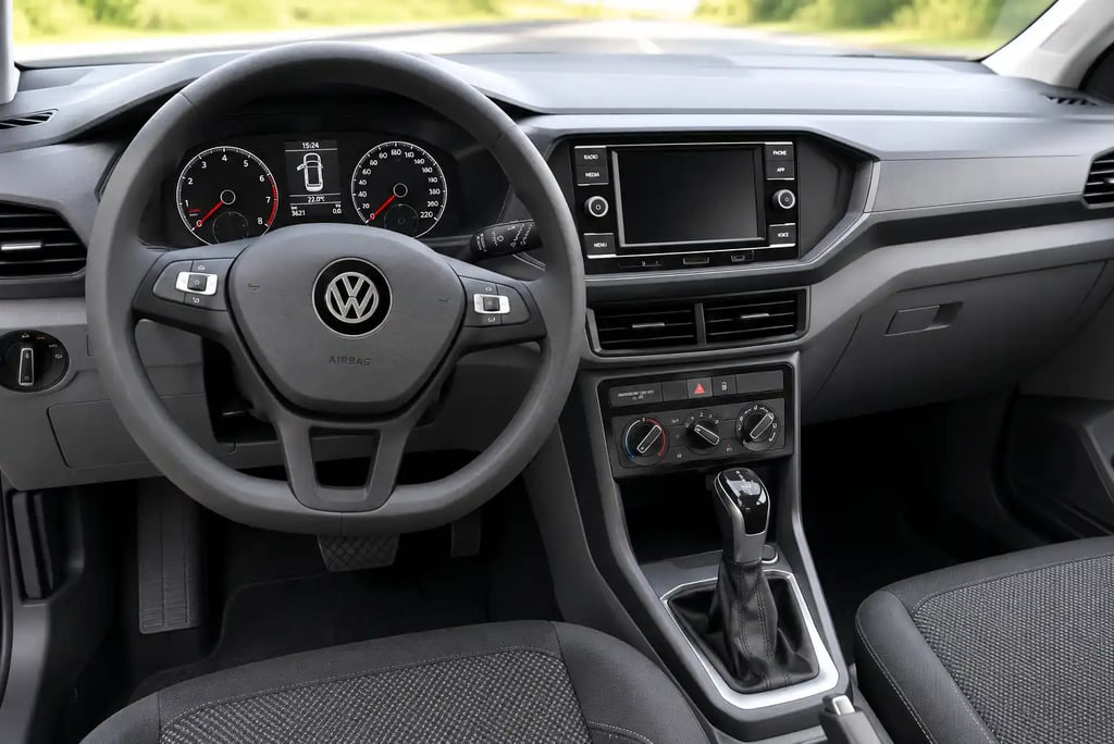 Interior do Volkswagen T-Cross Sense 2021 com painel, volante multifuncional e câmbio automático.