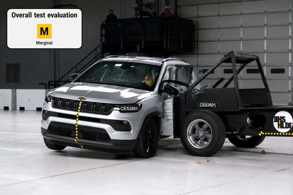 Jeep Compass 2026 durante teste de colisão lateral do IIHS com nota marginal.