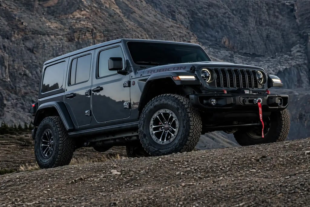 Jeep Rubicon em terreno rochoso com visual robusto e foco off road