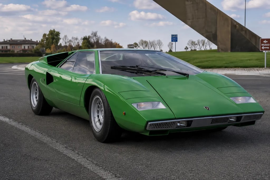 Lamborghini Countach verde clássica parada em estrada urbana.