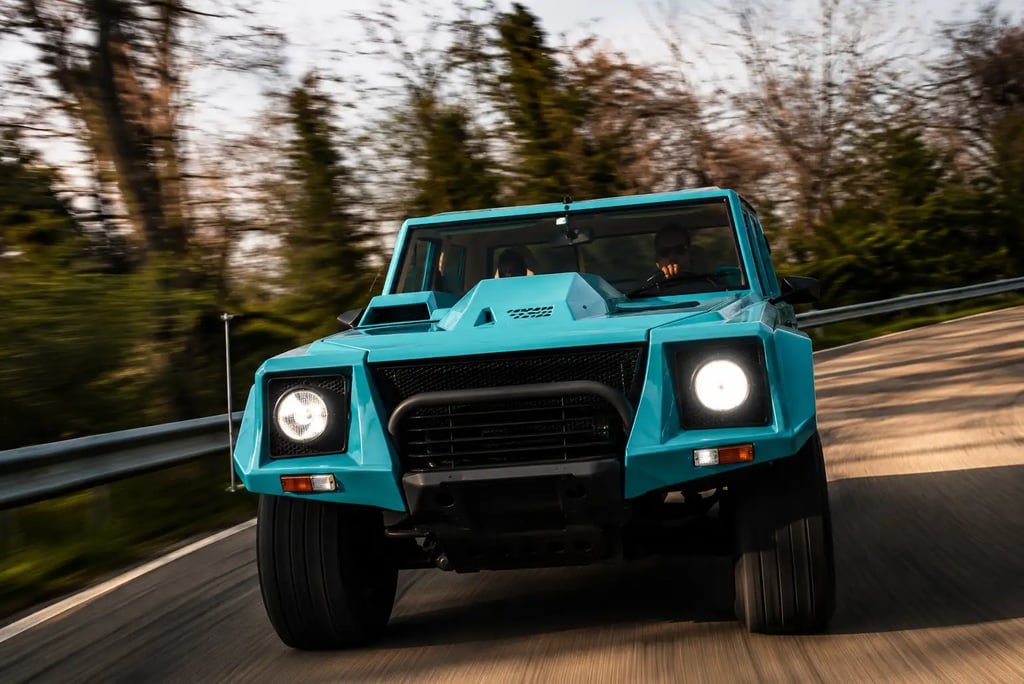 Lamborghini LM002 em alta velocidade durante teste em estrada sinuosa