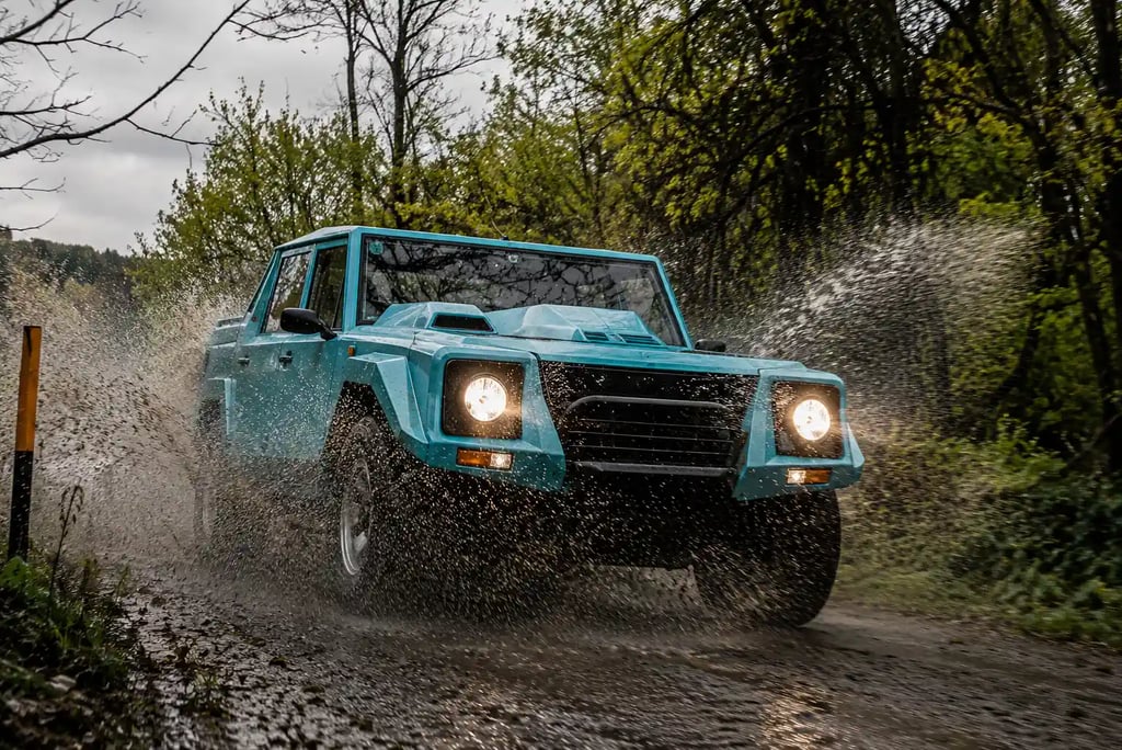 Lamborghini LM002 atravessando lama em trilha off-road cercada por árvores