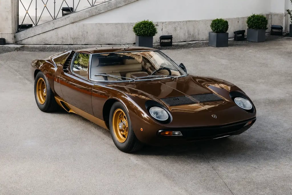 Lamborghini Miura marrom clássica estacionada em pátio sofisticado.