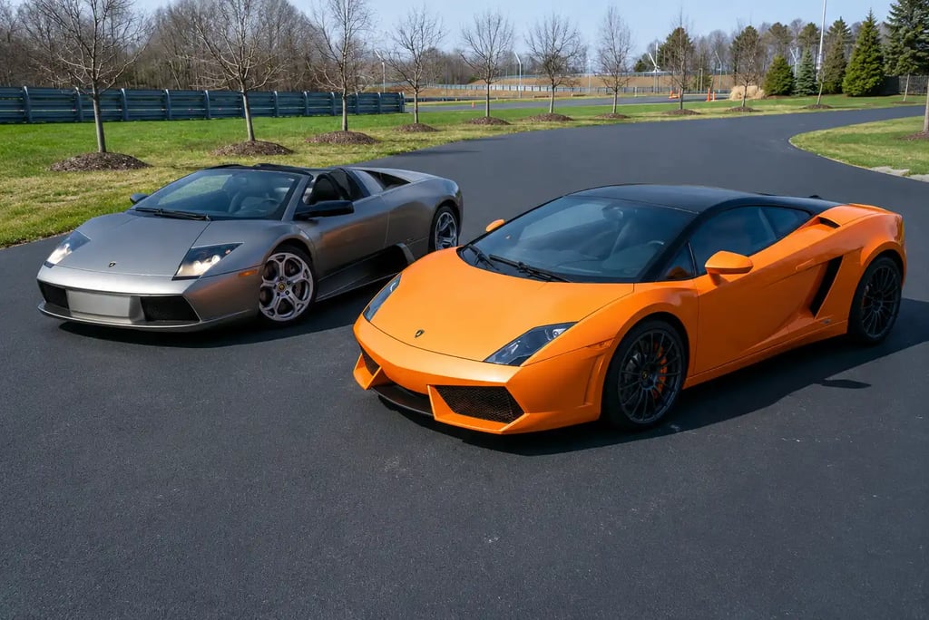 Lamborghini Murciélago prata e Gallardo laranja lado a lado em pista asfaltada.