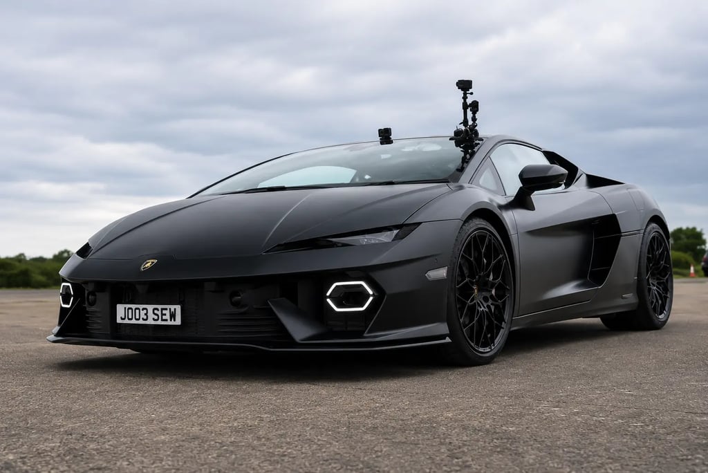 Lamborghini Temerario preta fosca em pista com visual futurista