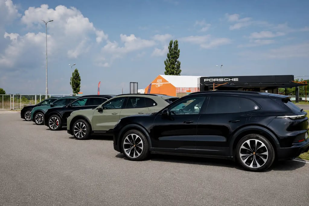 Linha de Porsche Cayenne elétricos estacionados durante apresentação da nova geração