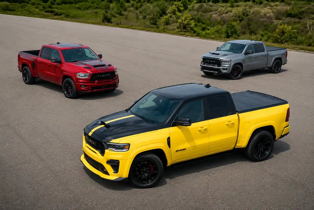 Três picapes Ram Rumble Bee esportivas alinhadas em pista aberta.