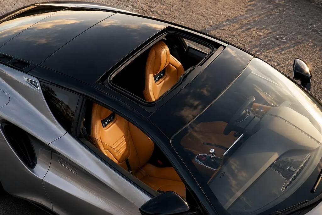 Interior do Lotus Emira com teto removível e bancos esportivos em couro.