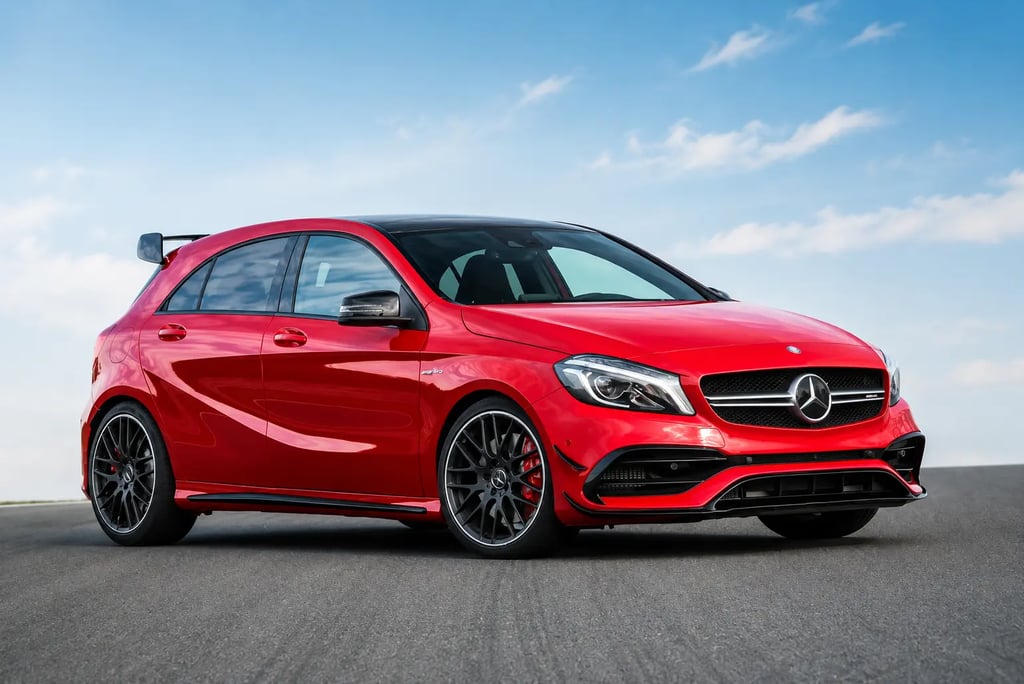 Mercedes-AMG A45 vermelha esportiva em pista com visual agressivo e rodas pretas