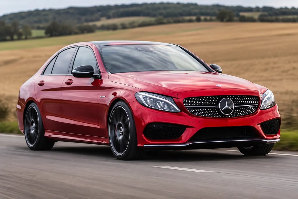 Mercedes-AMG C43 vermelha em alta velocidade com visual esportivo e rodas pretas