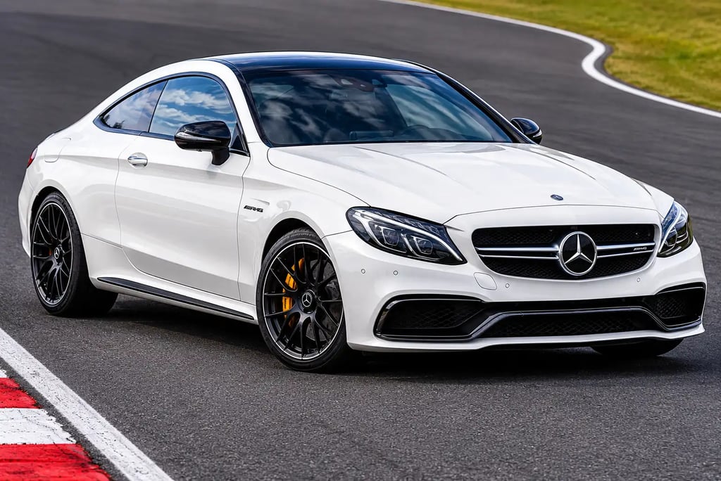 Mercedes-AMG C63 S Coupé branca em pista com visual esportivo e rodas pretas