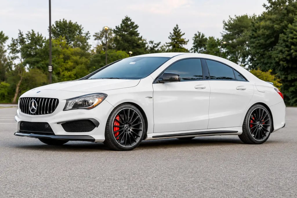 Mercedes-AMG CLA 45 branca esportiva estacionada com rodas pretas e freios vermelhos