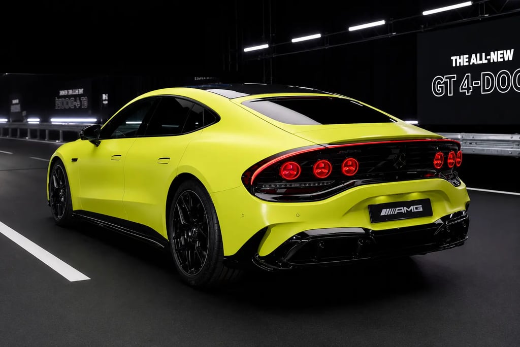Mercedes-AMG elétrico amarelo visto pela traseira em estúdio com iluminação futurista