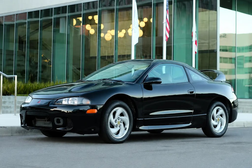 Mitsubishi Eclipse GSX preto da segunda geração com visual esportivo clássico