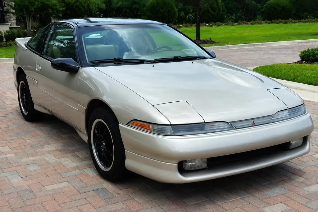 Mitsubishi Eclipse primeira geração na cor prata com visual esportivo clássico dos anos 90