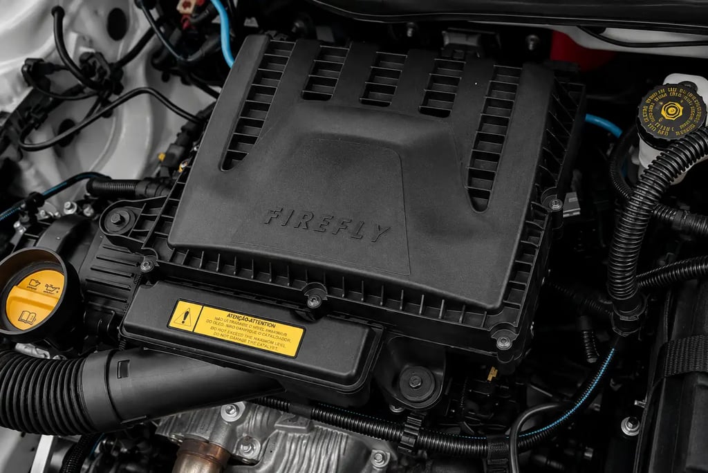 Motor Firefly da Fiat usado nas versões 1.0 e 1.3 em destaque no cofre do motor