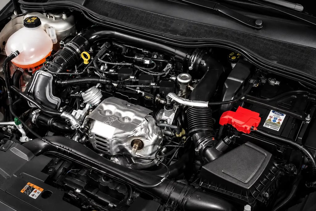 Motor 1.0 EcoBoost 3 cilindros da Ford em detalhe no cofre do motor.