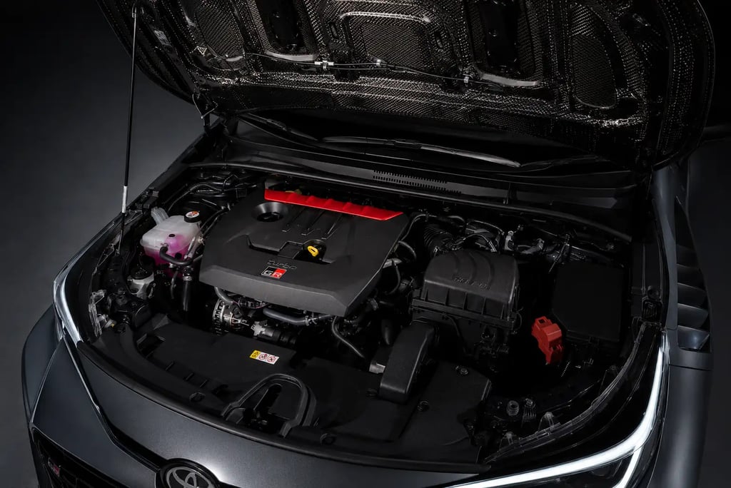Cofre do motor do Toyota GRMN Corolla 2026 com preparação focada em desempenho