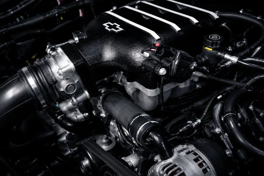 Motor V8 da Chevrolet com logo da marca em teaser da futura Silverado esportiva