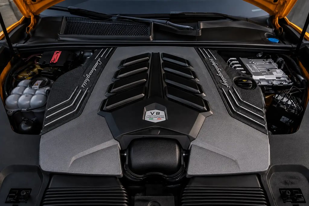 Motor V8 híbrido do novo Lamborghini Urus com acabamento esportivo premium