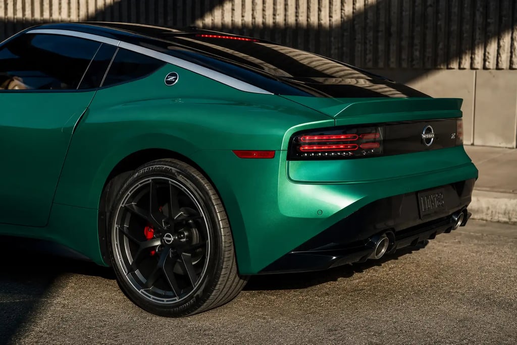 Nissan Z 2027 em verde Shinkai Green com destaque para traseira e rodas esportivas