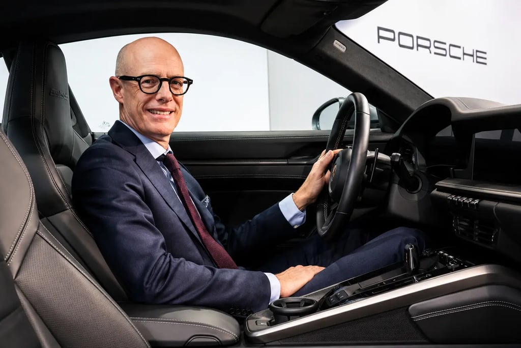 CEO da Porsche no interior de um 911 durante apresentação da nova estratégia da marca