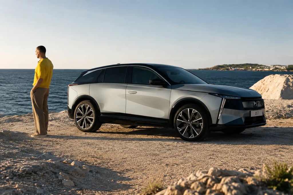Novo DS 7 elétrico estacionado à beira-mar com visual premium e cenário costeiro
