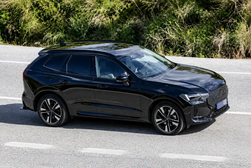 Novo Volvo XC60 híbrido é flagrado em testes com visual renovado na lateral