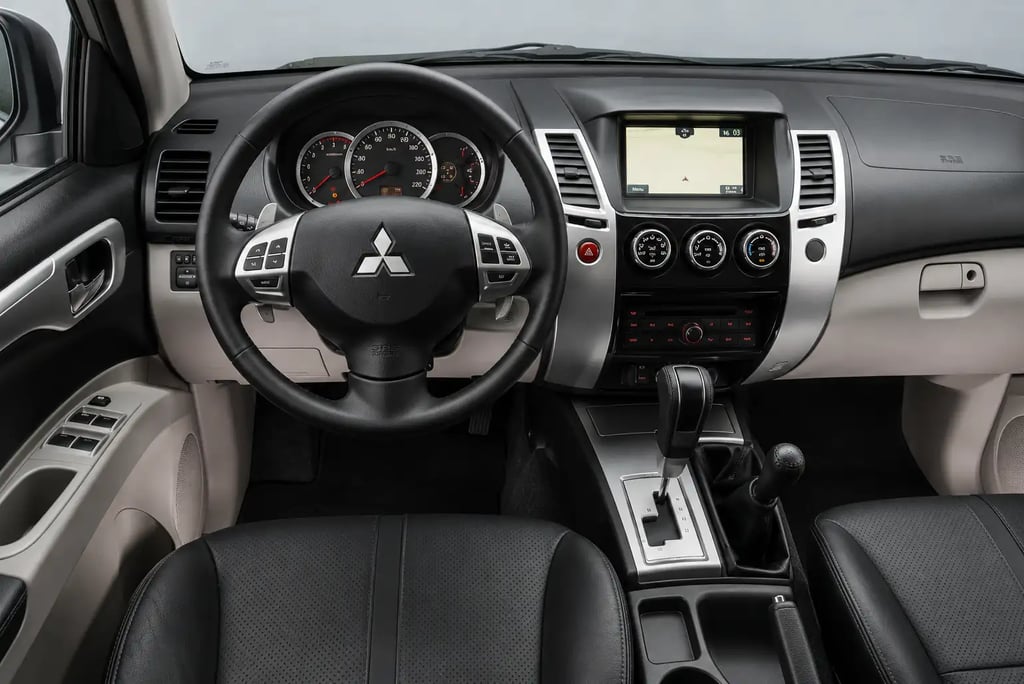 Painel da Mitsubishi Pajero Dakar com volante multifuncional e câmbio automático
