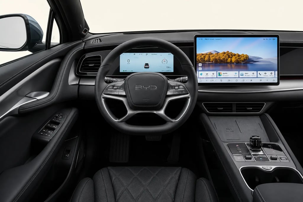 Interior de BYD com painel digital e sistema inteligente de condução autônoma