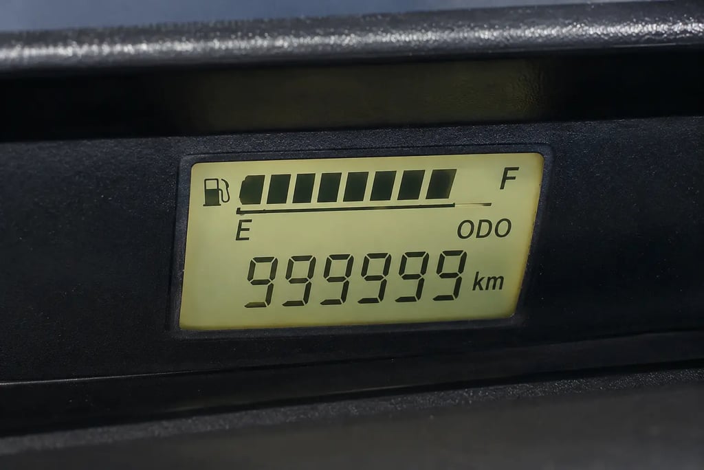 Painel do Toyota Etios travado em 999.999 km no hodômetro digital.