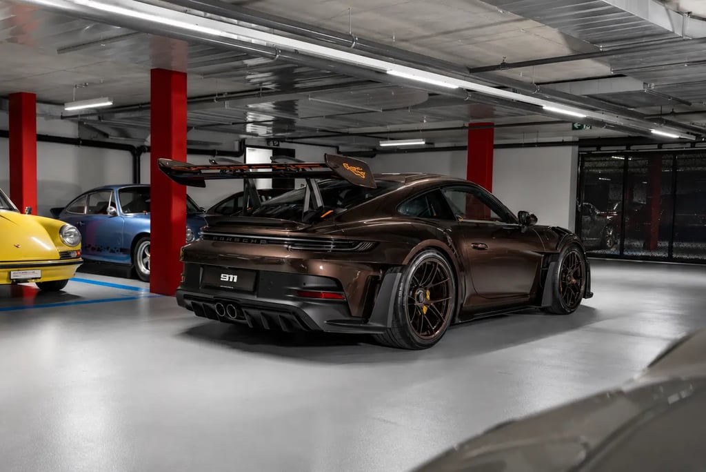 Traseira do Porsche 911 GT3 RS marrom exclusivo em garagem de colecionador