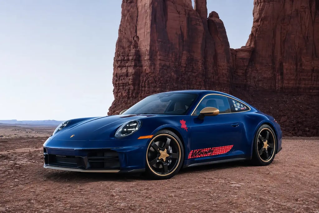 Porsche 911 inspirado em Woody de Toy Story em cenário desértico