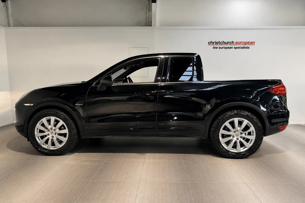 Porsche Cayenne transformado em picape customizada em showroom automotivo.
