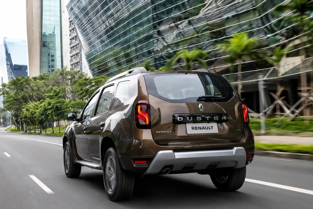 Renault Duster 2017 vista de traseira rodando por avenida urbana